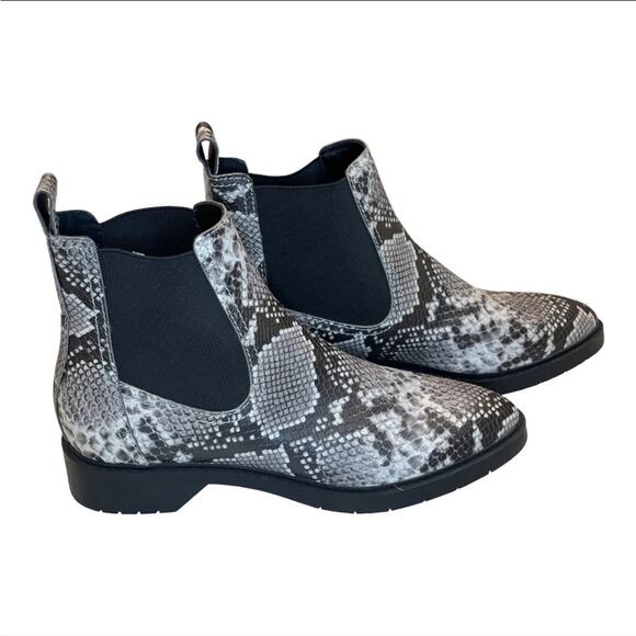 Treasure & Bond Gabriella Chelsea Black/Gray Snakeskin Slip On Pointy Toe Boots - Picture 1 of 9